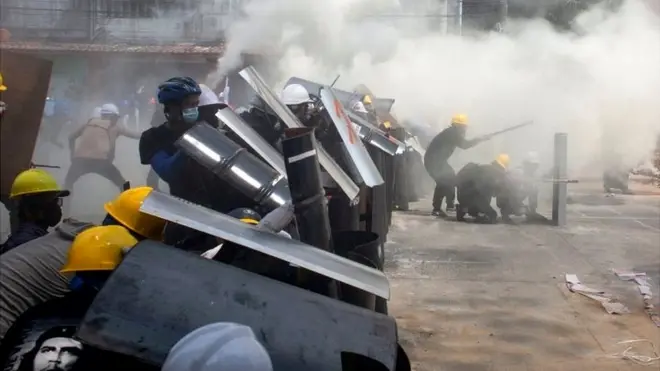 Демонстранты начали использовать дымовые шашки, чтобы полиция не видела куда стрелять