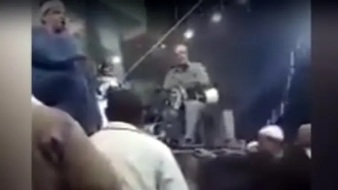 منشد يقرأ سورة الفاتحة على أنغام الموسيقى في مصر