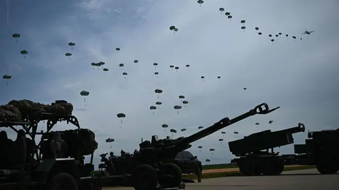 ABD ordusuna bağlı paraşütçü askerler, 10 Haziran 2025'te Başkan Donald Trump'ın Kuzey Carolina'daki ABD üssüne yaptığı ziyaret sırasında düzenlenen bir askeri gösteri kapsamında uçaktan atlıyor.