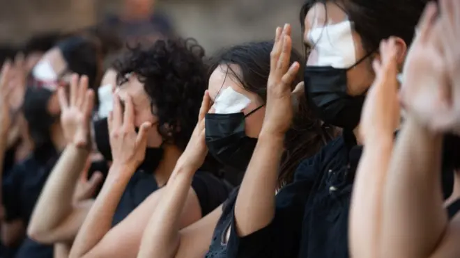 Activistas por los derechos humanos se colocaron vendajes en uno de sus ojos como recordatorio de las heridas que sufrieron algunos manifestantes en 2019.