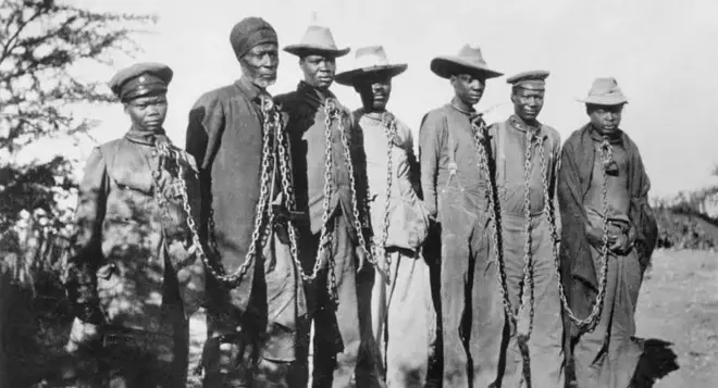 Hommes enchaînés 