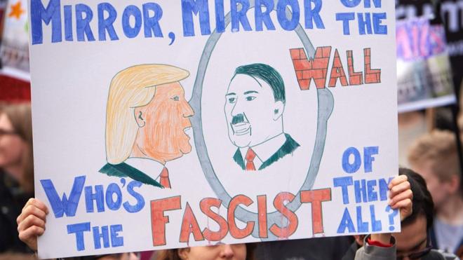 плакат, сравнивающий Трампа с Гитлером