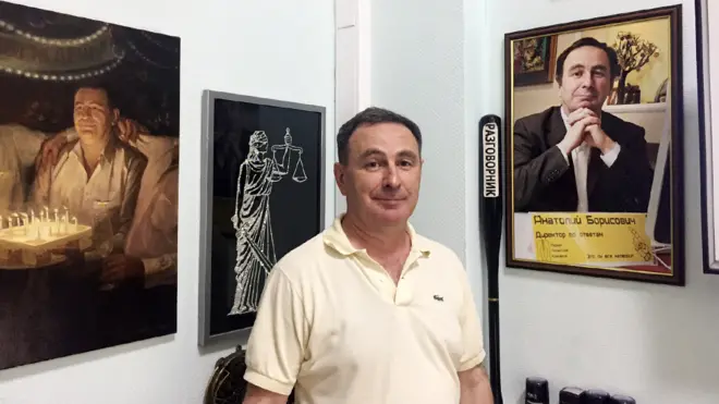 Анатолий Аронов очень гордится своим кабинетом