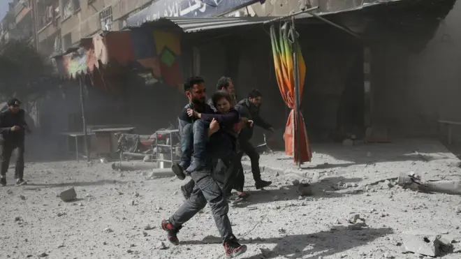 قصف بلدة دوما في الغوطة الشرقية أسفر عن قتلى وجرحى من بينهم أطفال