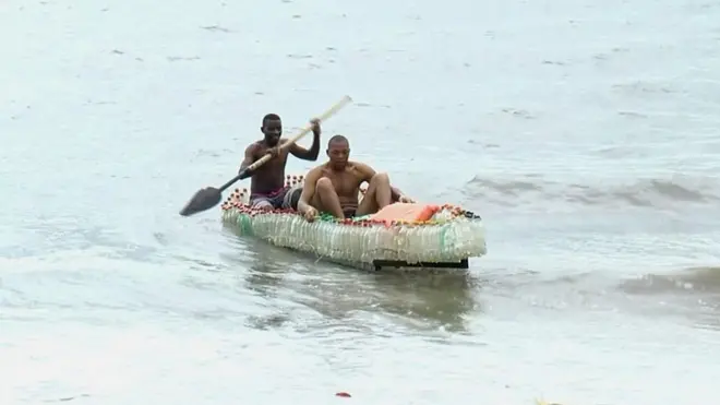 Au gré des vagues de Londji dans le département de l’océan au Cameroun, flotte désormais cette innovation pour le moins curieuse.