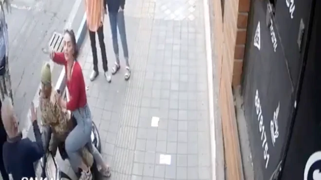 تصویری برگرفته از ویدیو درگیری فیزیکی روشنک مولایی با مرد متعرض موتورسوار در خیابان آفریقا تهران