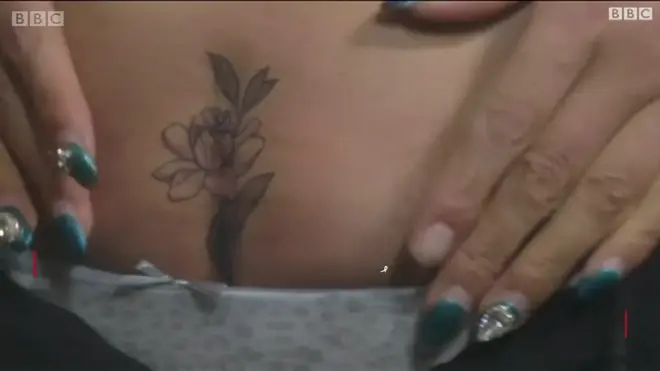 شي هايلي فنان وشم في شانغهاي يساعد الأمهات صغيرات السن اللائي خضعن للولادة القيصرية، عن طريق تغطية ندوب الولادة برسم الورود والقطط.