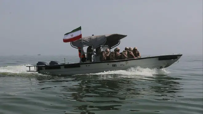 قایق ارتش ایران در آب‌های خلیج فارس