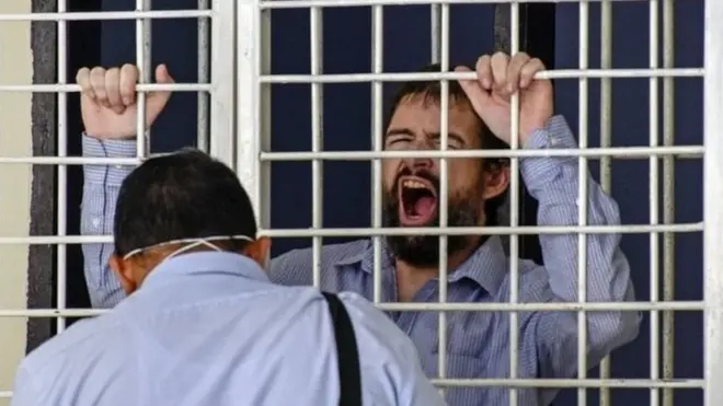 Pada awal tahun itu, Dorfin melarikan diri dari penjara dengan menggergaji jeruji jendela selnya dan turun dengan tali yang terbuat dari sarung dan tirai