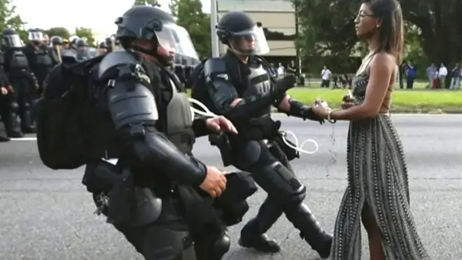 Полицейские и женщина