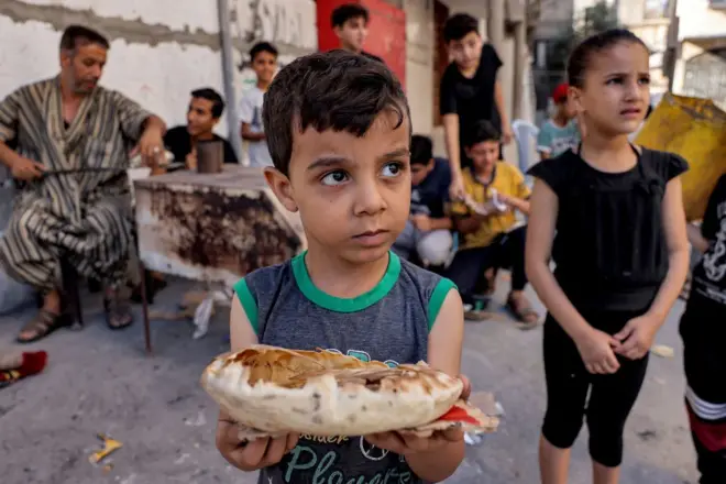 وضى مع اصطفاف عشرات الآلاف لساعات طويلة من أجل الطحين في رفح