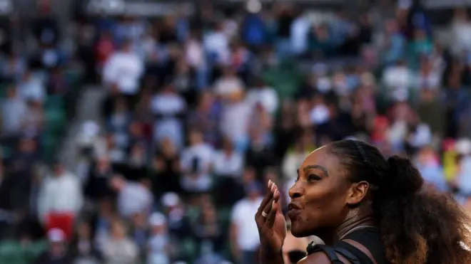 سيرينا ويليامز تحيي مشجعيها بعد الفوز في مباراة الدور قبل النهائي