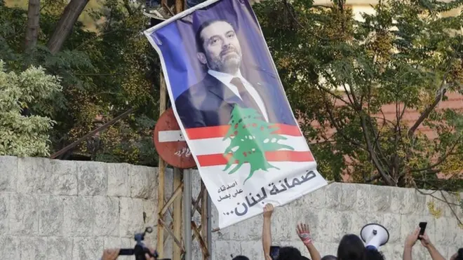 لبنانيون يزيلون صور زعمائهم