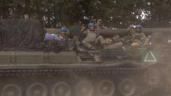 په سمې سیمه کې خبریالانو اوکراییني پوځیان لیدلي چې د روسیې د پولې پر لور روان وو.