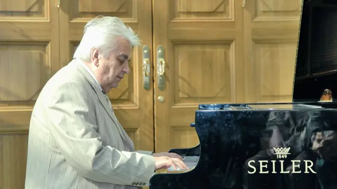 Россия. Москва. Композитор Евгений Крылатов во время церемонии открытия выставки "H.C. ANDERSEN и русские иллюстраторы" в Государственном музее А.С. Пушкина.