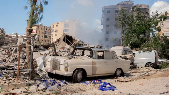 یک مرسدس بنز قدیمی در محل حمله هوایی اسرائیل در پایگاه حزب الله در ضاحیه، ۲ اکتبر ۲۰۲۴