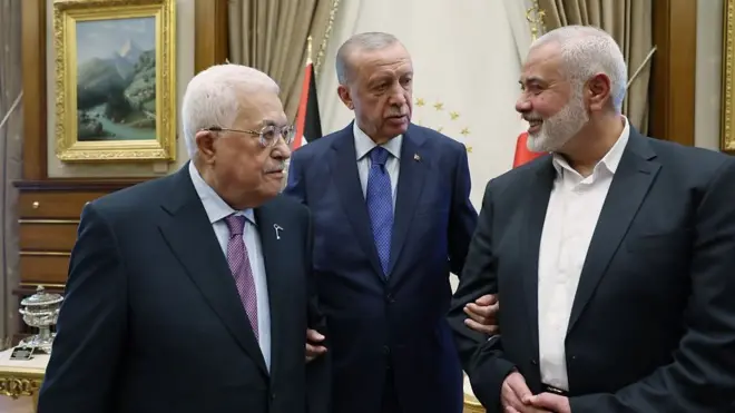 اجتمع الرئيس التركي رجب طيب أردوغان بأنقرة مع رئيس السلطة الفلسطينية محمود عباس ورئيس المكتب السياسي لحركة حماس إسماعيل هنية،
