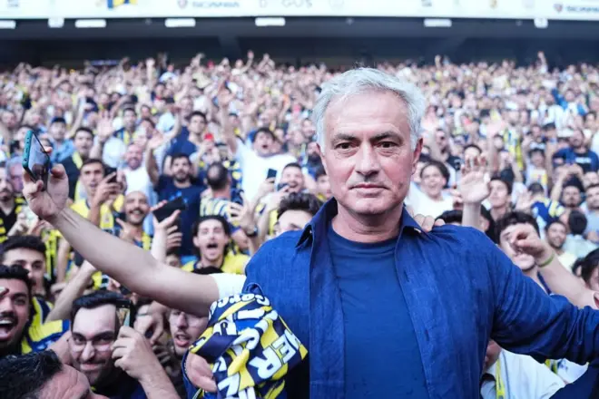 Mourinho Fenerbahçe taraftarlarıyla fotoğraf çektiriyor