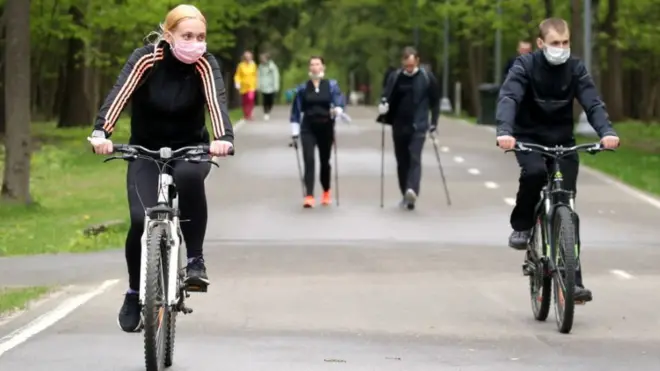Велосипедисты в парке в Одинцово под Москвой