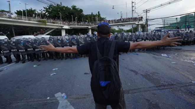 ผู้ชุมนุมกลุ่ม "ราษฎร" ยืนเผชิญหน้ากับตำรวจที่แยกเกียกกาย