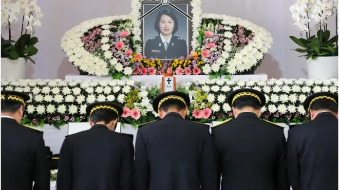 주폭 사건으로 숨진 고 강연희 소방경에 헌화하는 동료들