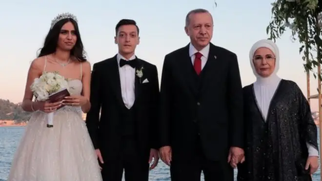 ፕሬዝዳንት ኤርዶጋ እና ባለቤታቸው ኤሚኔ ከአዲስ ተጋቢዎቹ ጋር ቆመው