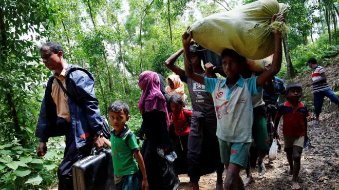 Warga Rohingya berjalan kaki meninggalkan Myanmar menuju Bangladesh untuk menghindari kekerasan terbaru.