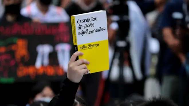 นักเรียนชูหนังสือ "ประชาธิปไตยที่มีกษัตริย์อยู่เหนือการเมือง"