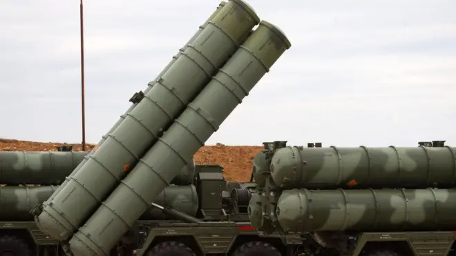 د دې توغندي ځواکمن رادار په یو وخت فضا کې سل بریدګر او هدفونه په نښه کولی شي.