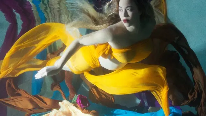 這水中拍攝的照片被視為參考代表愛和孕肓的非洲水神奧孫（Osun）。