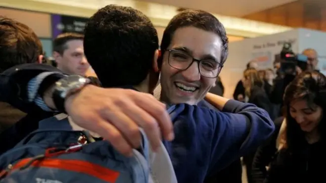 一名已经抵达波士顿但被特朗普禁令挡在边检关口的伊朗学生终于因为联邦法官暂停禁令而得以入境美国。