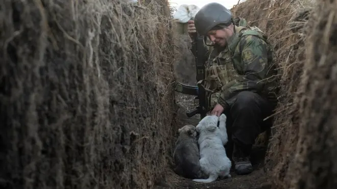 Український військовий на бойових позиціях у Донецькій області