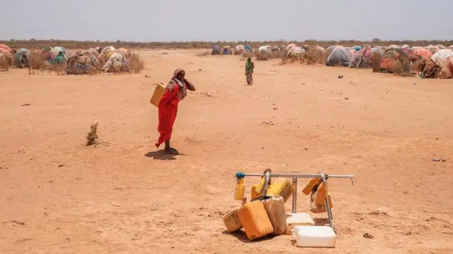 Một phụ nữ gùi nước ở Gode, Ethiopia. Nạn đói khủng khiếp đã giết chết gần 1 triệu người tại Ethiopia hồi giữa thập niên 1980