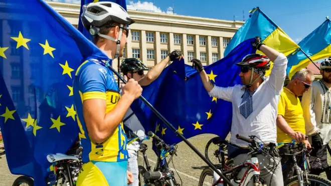 За останніми даними, інтеграцію з ЄС підтримують близько 52% українців, а 25% - проти