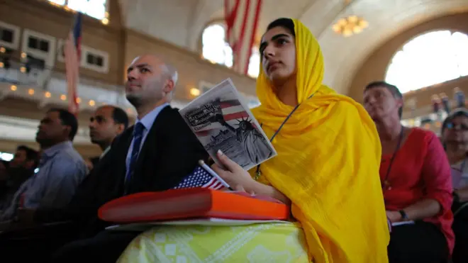 پوری زندگی امریکہ میں محنت کر کے گزار دیتے ہیں اور رہنے کے لیے ایک مناسب گھر بھی امریکہ میں لینا انہیں پسند نہیں۔: نیویارک کی رہائشی فاطمہ کی پاکستانی نژاد امریکیوں کے بارے میں رائے