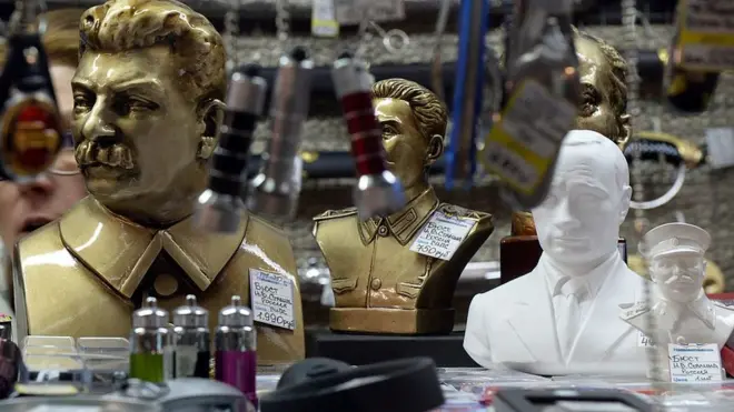 Бюсти Сталіна та Путіна в сувенірній крамниці в Москві