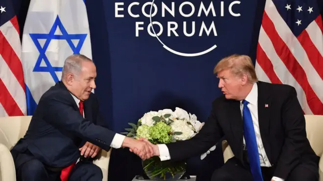PM Israel, Benjamin Netanyahu (kiri), bersama Presiden Donald Trump (kanan) saat memberi keterangan kepada pers di Davos.