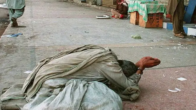 کراچی میں بھکاریوں کے انسداد کا ایک چھوٹا سا محکمہ ہے (فائل فوٹو)