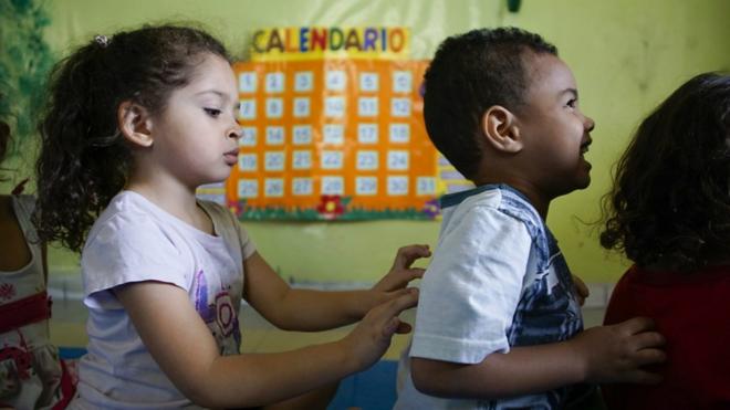 Crianças fazem massagem