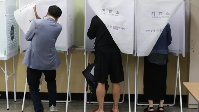 Warga di Korea Selatan mulai memberikan hak suaranya dalam pemilihan umum yang diikuti oleh 13 calon presiden.