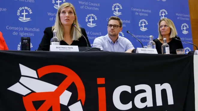 Beatrice Fihn (izquierda) es la presidenta de la Campaña Internacional para Abolir las Armas Nucleares.