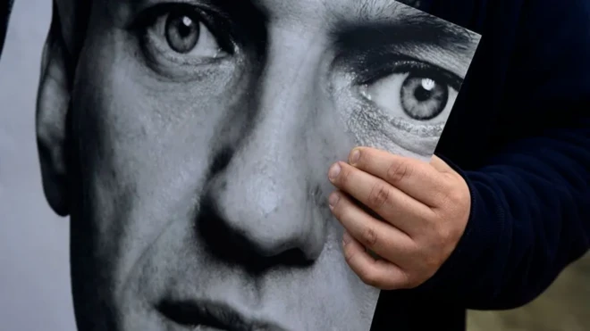 Pesin dey hold Navalny picture afta tori of im death burst