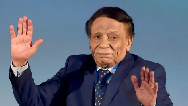 الفنان المصري عادل إمام يلوح بيديه