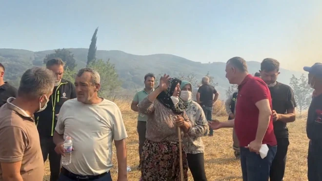 Kocaeli Büyükşehir Belediye Başkanı Tahir Büyükakın bölge halkı ile konuşuyor