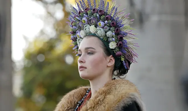 Một người tham gia tour diễn kịch hóa “Historical Mirror” mặc trang phục cách điệu với vòng hoa đội đầu, tại Ternopil, miền tây Ukraine. (Nguồn ảnh: Oleh Snitovskyi/Ukrinform/Future Publishing qua Getty Images)