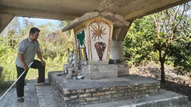 Sandung milik orang tua mereka dibangun di halaman rumah Sajie di Kota Palangkaraya, Kalimantan Tengah. 