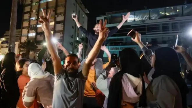 Crowd dey celebrate as displaced pipo return to dia homes for Sidon, in Lebanon
