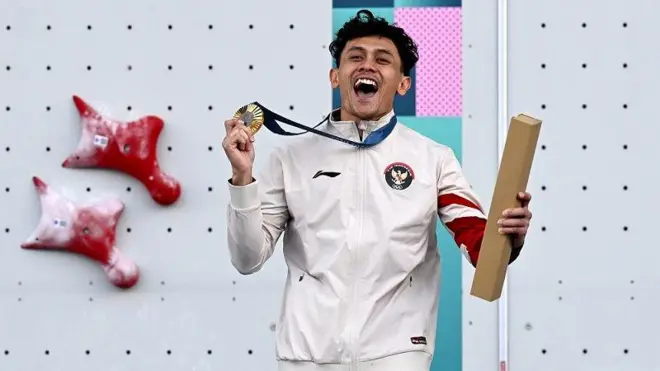 Ekspresi atlet panjat tebing putra Indonesia Veddriq Leonardo usai pengalungan medali emas nomor speed putra Olimpiade Paris 2024 di Le Bourget Climbing Venue, Paris, Prancis, Kamis (8/8/2024). 