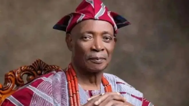 Ọba Rashidi Ladoja ninu aṣọ ofin pẹlu fila abeti-aja