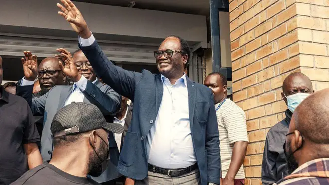 Umukandida perezida Brian Mundubile apepera abamushyigikiye ubwo yari asohotse muri radio Hot FM, i Lusaka, mu murwa mukuru wa Zambia, ku itariki ya 12 Kanama (8) mu mwaka wa 2026.